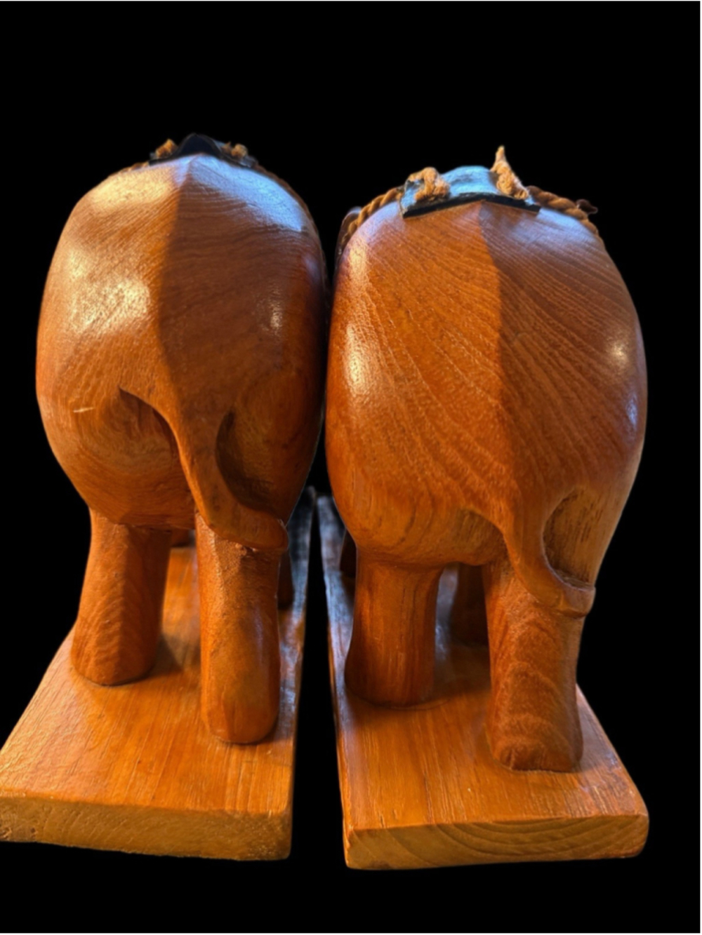 Pair of vintage hand carved genuine teak wood Elephants bookends saddle & strap - Picture 7 of 16
